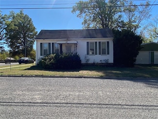 482 E Walnut St, Nashville, IL 62263