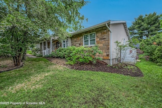 512 Thomas Dr, Dunmore, PA 18512