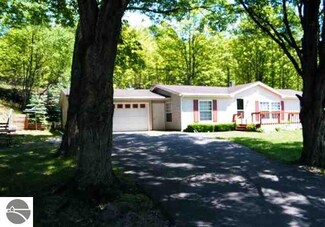 9821 E Omena Rd, Northport, MI 49670