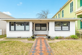 1212 Ball St, Galveston, TX 77550