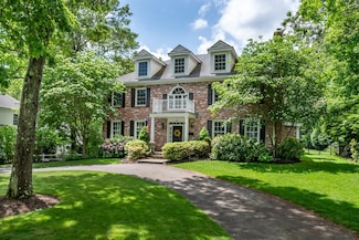 202 Bristol Rd, Wellesley Hills, MA 02481