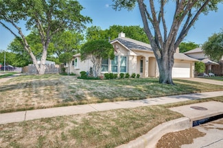 4902 Oak Hollow Dr, Grand Prairie, TX 75052