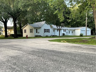 504 N Putnam St, Moweaqua, IL 62550