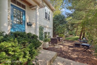 227 5th St Unit 227, Libertyville, IL 60048