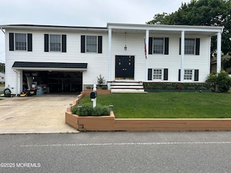 19 Elm St, Beachwood, NJ 08722