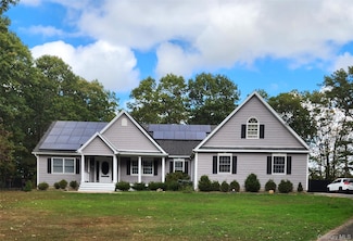 156 N Woods Rd, Calverton, NY 11933