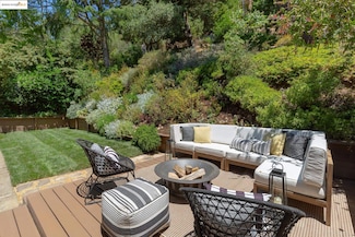 2072 Arrowhead Dr, Oakland, CA 94611