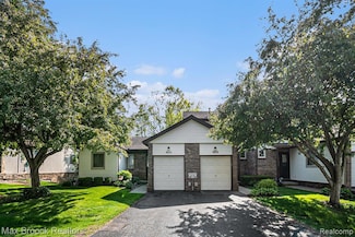 9029 E Bluewater Dr, Clarkston, MI 48348
