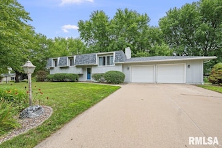 302 Park Lane Cir, Eldridge, IA 52748