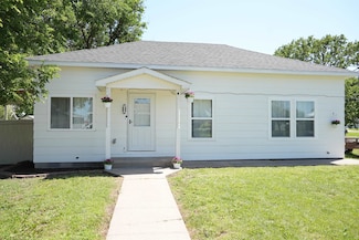 809 E 7th St, Cozad, NE 69130