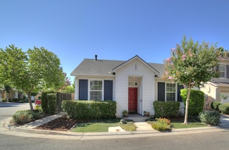 16 W Bohemia Ln, Clovis, CA 93619