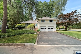 2 Churchill Rd, Cresskill, NJ 07626