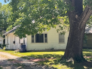 907 W 3rd St, Coffeyville, KS 67337