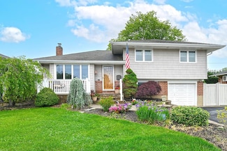 23 Redwood Dr, Plainview, NY 11803