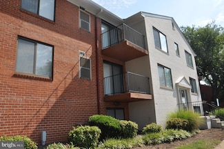 125 Clubhouse Dr SW Unit 8, Leesburg, VA 20175