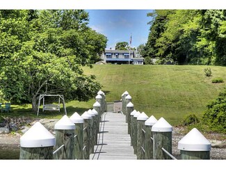 457 Poppasquash Rd, Bristol, RI 02809