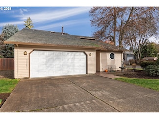 33267 SW Meadow Dr, Scappoose, OR 97056