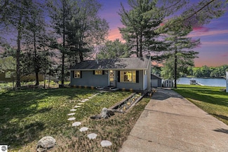 8781 Clam Lake Rd, Bellaire, MI 49615