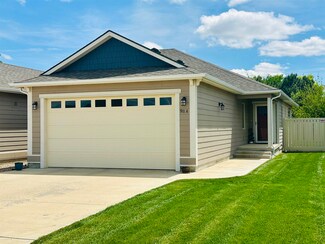 911 Sunrise Ct, Dodge City, KS 67801