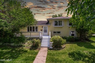 910 6th St SE, East Grand Forks, MN 56721
