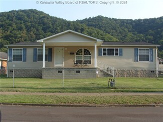 313 6th Ave, Montgomery, WV 25136