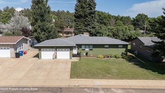 908 8th Ave W, Dickinson, ND 58601
