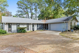 110 Reynolds Cir, Ocean Springs, MS 39564