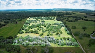 555 Summer Hl Ln, Johnson City, TX 78636