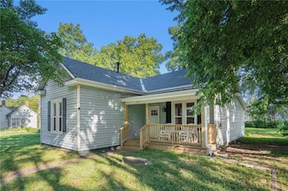 309 W Elm St, Hardin, MO 64035