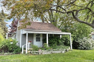 72 Marion Ave, Waterford, MI 48328
