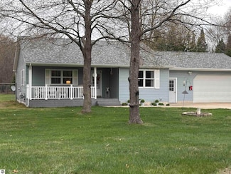 3633 Driftwood Dr, Cadillac, MI 49601