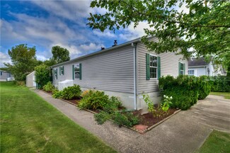 52 Blackbird St, Tiverton, RI 02878