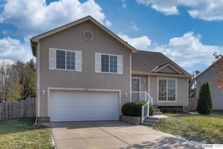 801 Edgewater Dr, Papillion, NE 68046