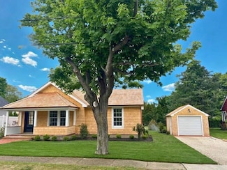 9 Circuit Rd, Bellport, NY 11713
