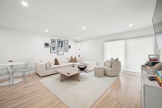 50-56 Broadlawn Park Unit 122, Chestnut Hill, MA 02467