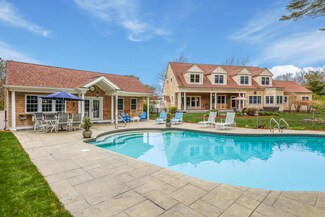2 Crestview Ln, Bourne, MA 02561