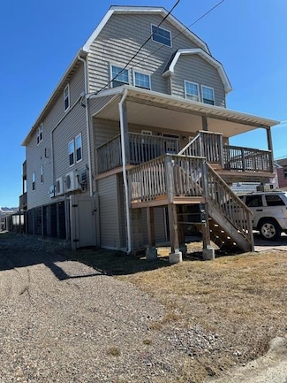 884 Beach St, Lindenhurst, NY 11757