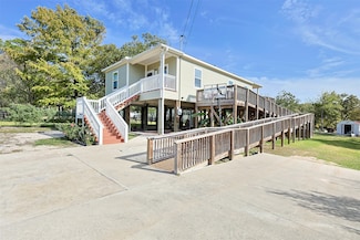 9810 Oak Leaf Dr, Baytown, TX 77521