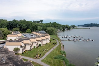 318 Bay Village Dr, Rochester, NY 14609