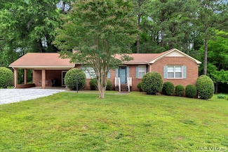 1214 Tanglewood Dr, South Hill, VA 23970