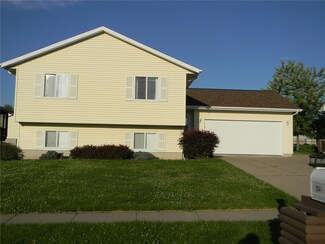 524 Nodaway Dr, Center Point, IA 52213