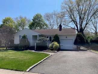 20 Gainsboro Ln, Syosset, NY 11791