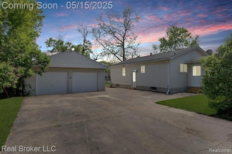 2098 E Mclean Ave, Burton, MI 48529