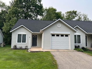 335 Nestlewood Dr, Holland, MI 49424
