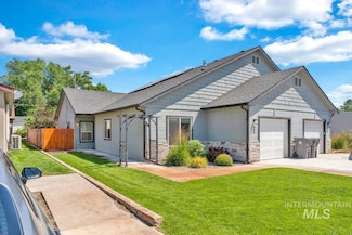 22 W Owyhee Ave, Homedale, ID 83628