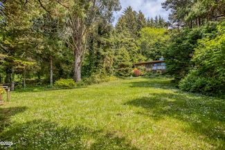 206 Chief Albert Dr, Yachats, OR 97498