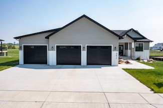 3617 Cogburn Rd, Bismarck, ND 58503