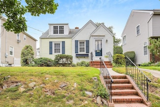 105 Moore St, New Hyde Park, NY 11040