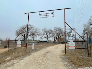 997 County Road 6723, Natalia, TX 78059