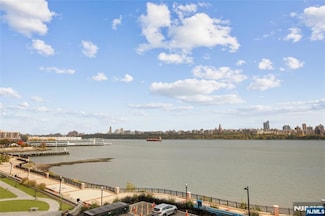 3 Somerset Ln Unit 617, Edgewater, NJ 07020